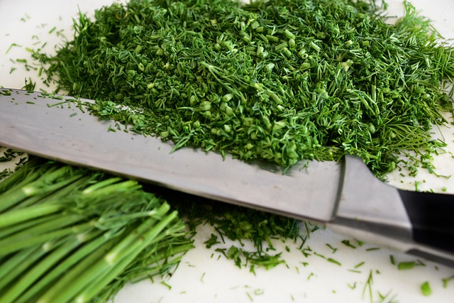 herbes hachées au couteau