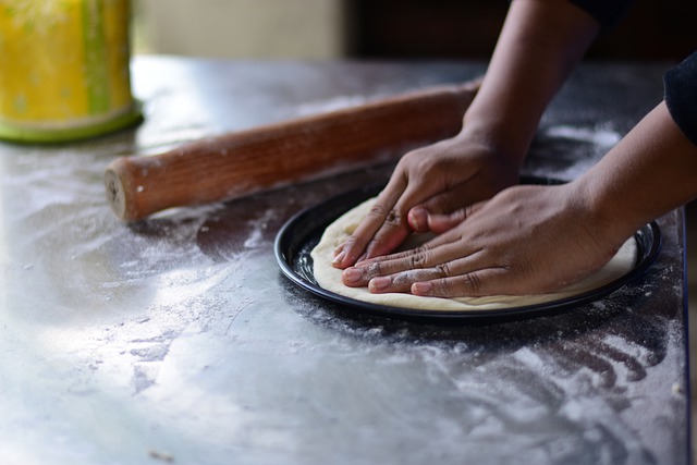 Etaler la pâte à pizza