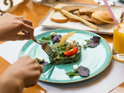 Microplastiques dans l'alimentation, comment s'habiller mieux pour manger mieux?