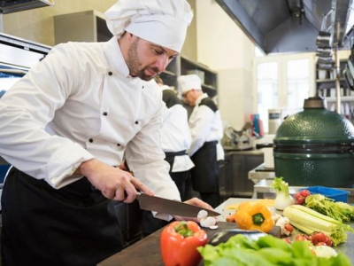 Gestes essentiels et outils incontournables de la cuisine française