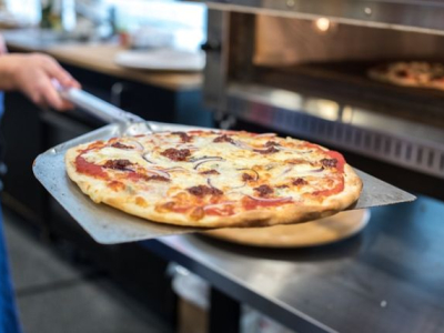 Comment éviter que votre pâte à pizza colle à la pelle ? Astuces de pizzaiolo