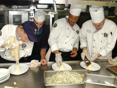 Est-il obligatoire de se couvrir les cheveux en cuisine ?